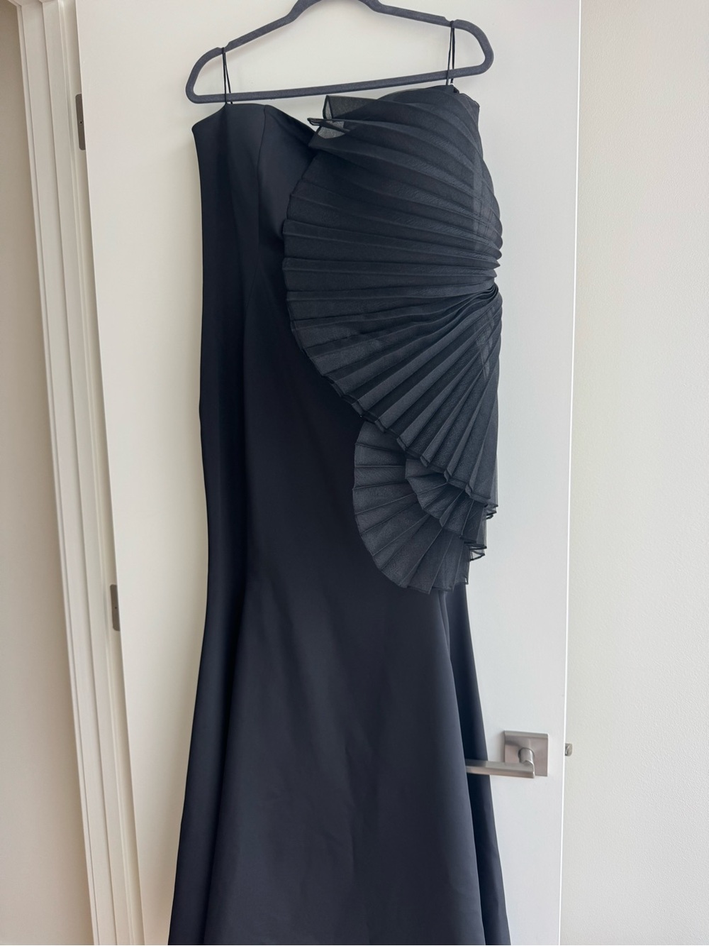 One-Shoulder Black Pleated Ruffle Evening Dress